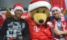 Claudio Pizarro envía saludo por Navidad junto a peluche gigante del Bayern Munich [FOTOS]