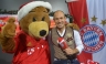 Claudio Pizarro envía saludo por Navidad junto a peluche gigante del Bayern Munich [FOTOS]