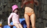 Jessica Alba muestra su escultural figura en un bikini a rayas [FOTOS]