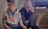 Justin Bieber: difunden nueva imagen donde fuma marihuana con una amiga [FOTO]