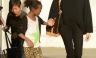 Angelina Jolie lleva a dos de sus hijos de compras a Urban Outfitters [FOTOS]