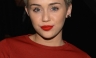 Miley Cyrus posa al lado de Cara Delevigne en el desfile de Marc Jacobs [FOTOS]