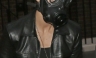 Justin Bieber se pasea por Londres con una máscara de gas [FOTOS]