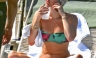 Miley Cyrus se relaja en la piscina de Hotel de California [FOTOS]