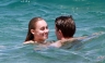 Patrick Schwarzenegger a los besos con su novia Taylor Burns en Hawaii [FOTOS]