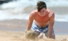 Patrick Schwarzenegger a los besos con su novia Taylor Burns en Hawaii [FOTOS]