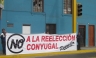 Grupo Renovar del APRA hace aparecer pancartas en Lima contra la Reelección Conyugal