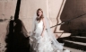 Shakira posa para las cámaras en un elegante vestido de novia [FOTOS]