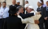 Papa Francisco reúne tres grandes religiones del mundo, con un abrazo [FOTOS]