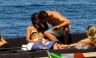 Zac Efron y Michelle Rodríguez captados besándose durante unas vacaciones en Italia [FOTOS]