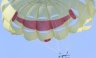 [FOTOS] Rihanna se deja llevar en paracaídas en Francia