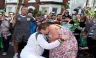 [FOTOS]: Hombre que llevaba la antorcha olímpica se detiene para pedirle matrimonio a su novia