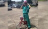 Un médico llegó a su centro de labores con una bicicleta de una niña [VIDEO]