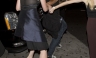 Kirsten Dunst tropieza al salir de un club y pierde un zapato [FOTO]