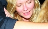 Kirsten Dunst tropieza al salir de un club y pierde un zapato [FOTO]