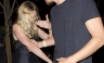 Kirsten Dunst tropieza al salir de un club y pierde un zapato [FOTO]