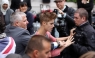 Justin Bieber llega a Londres en medio de empujones y besos [FOTOS]