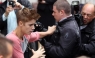 Justin Bieber llega a Londres en medio de empujones y besos [FOTOS]