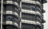 Humanos voladores visitan torres icónicas de la ciudad de Kuala Lumpur