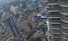 Humanos voladores visitan torres icónicas de la ciudad de Kuala Lumpur