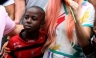 Lady Gaga juega al fútbol descalza con niños de una favela en Brasil [FOTOS]