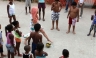 Lady Gaga juega al fútbol descalza con niños de una favela en Brasil [FOTOS]