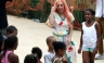 Lady Gaga juega al fútbol descalza con niños de una favela en Brasil [FOTOS]