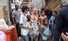 Lady Gaga juega al fútbol descalza con niños de una favela en Brasil [FOTOS]