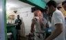 Lady Gaga juega al fútbol descalza con niños de una favela en Brasil [FOTOS]