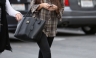 Selena Gomez se exhibe sin maquillaje y con su iPhone ante la prensa [FOTOS]