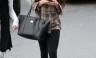 Selena Gomez se exhibe sin maquillaje y con su iPhone ante la prensa [FOTOS]