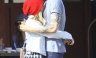 Ashley Tisdale abraza cariñosamente a un hombre misterioso [FOTOS]