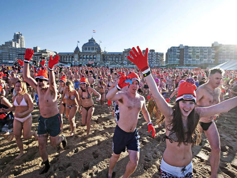 Más de 10 mil holandeses se bañaron en frías aguas para celebrar el Año Nuevo