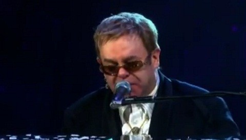 Video: Disfrute de los mejores éxitos de Elton John