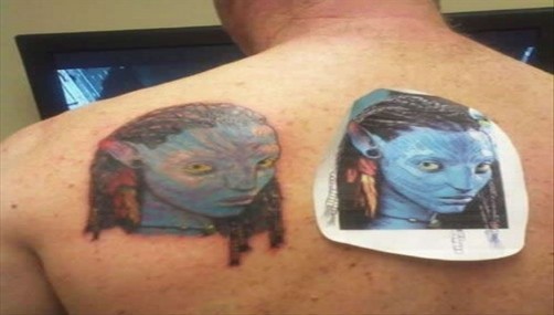 Fanático se tatuó la espalda de Avatar