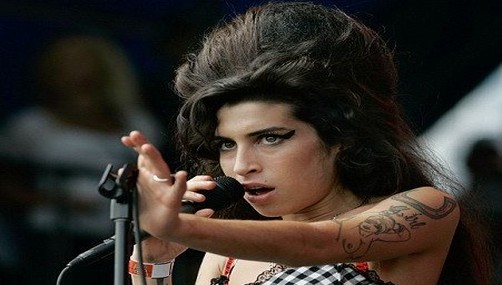 Amy Winehouse compró cocaína y heroína la noche que murió