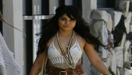 Vanessa Hudgens luce larga peluca