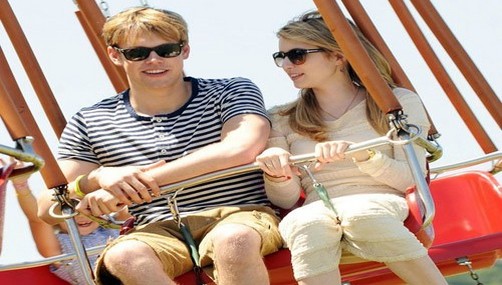 Chord Overstreet y Emma Roberts ayudando a una noble causa