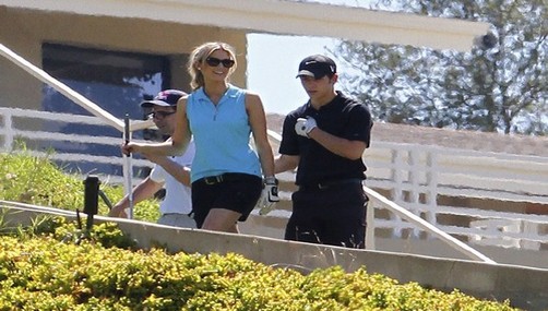 Nick Jonas y Delta Goodrem tarde de golf