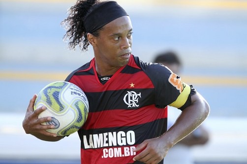 Video: Ronaldinho anotó gol olímpico en la derrota del 'Fla'