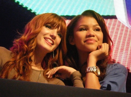 Bella Thorne saluda a Zendaya por sus 15 años