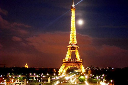 La Torre Eiffel fue impactada por un 'sorprendente' rayo