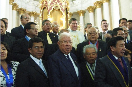 Parlamento reconoce a periodistas por su día