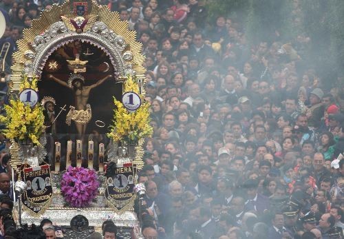 Señor de los Milagros realiza última salida del año por las calles de Lima