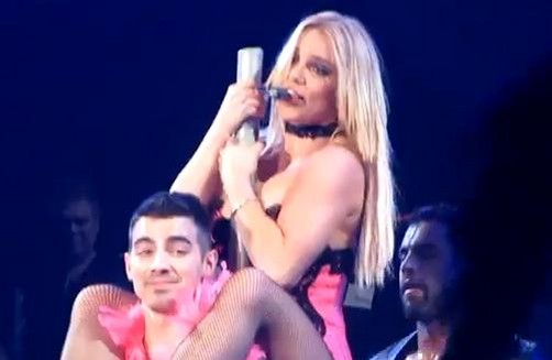 Britney Spears baila sensualmente para Joe Jonas (video)