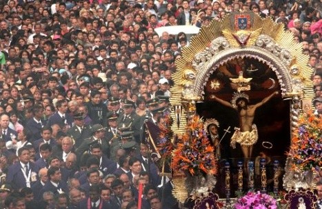 Señor de los Milagros realizó su último recorrido del año