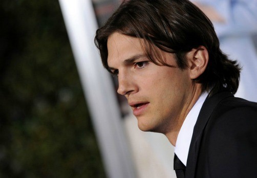 Ashton Kutcher sigue rodeándose de mujeres