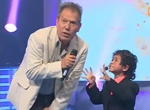 Video: Niño toma el pelo a Raúl Romero llamándolo 'imbécil'