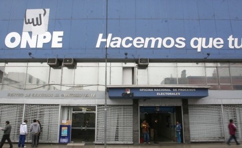 Alrededor de 100 personas hacen cola en la ONPE  para pedir revocatoria de sus autoridades