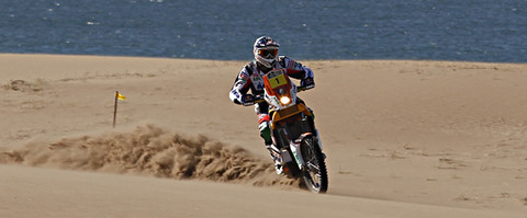 Dakar 2012: motociclista francés chocó contra una vaca